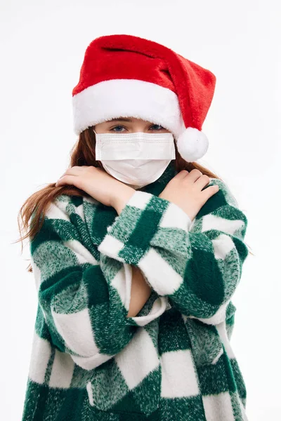 Bonito menina máscara médica ano novo roupas feriado natal — Fotografia de Stock