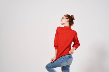 Kotlu bir kadın ve açık arkaplan modelinde bir süveter.