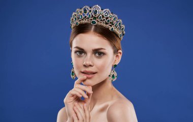 Başında taç ve küpeleri olan çekici bir prenses.