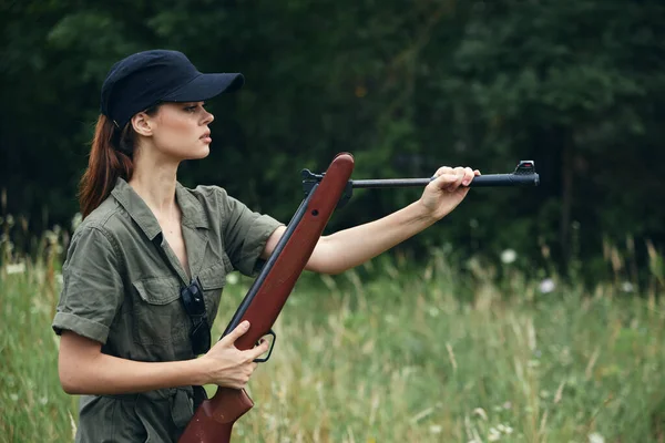 Mujer militar recargando armas de visión lateral — Foto de Stock