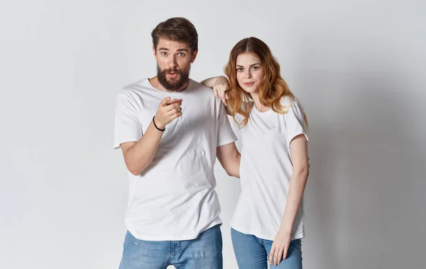 Парень и женщина в одинаковых футболках жестикулируя руками обрезанный вид — стоковое фото