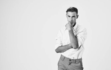 Gömlekli ve pantolonlu bir adamın portresi şaşırmış görünüyor.