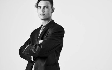 Tişört ve ceket giymiş özgüvenli bir adamın portresi siyah ve beyaz kesilmiş manzara