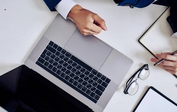 Pracovní muži ruce dokumenty brýle notebook klávesnice monitor notepad — Stock fotografie