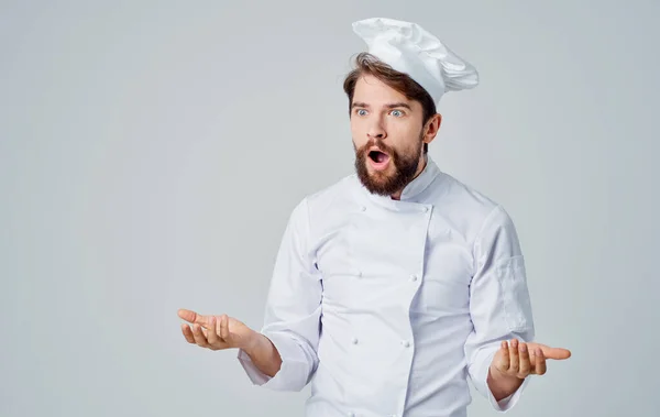 Profesionální kuchař gesta s rukama na světlém pozadí ořezal pohled na model čelenky — Stock fotografie