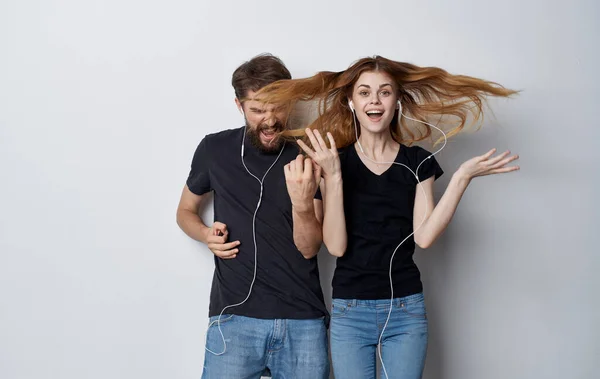 Veselý mladý pár ve sluchátkách poslech hudby životní styl emoce přátelství — Stock fotografie