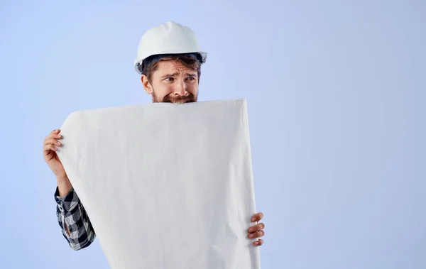 Inżynier budynku jednolity biały twardy kapelusz rysunek w rękach projekt roboczy w domu — Zdjęcie stockowe