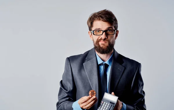 İş adamı kripto para birimi bitcoin hesap makinesi servet adamı duyguları — Stok fotoğraf