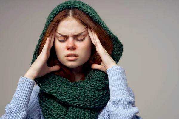 Frau mit grünem Schal auf dem Kopf gestikuliert mit Händen vor grauem Hintergrund Gesundheitsprobleme — Stockfoto