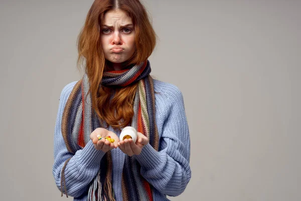 Kvinna med vit burk i handen piller vitaminer hälsoproblem rinnande näsa — Stockfoto