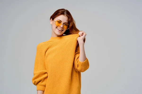 노란 스웨터를 입고 화려 한 감정을 표현하는 스튜디오에 있는 여성 — 스톡 사진