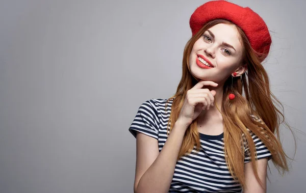 Gelukkig vrouw in baret met heldere make-up oorbellen model t-shirt — Stockfoto