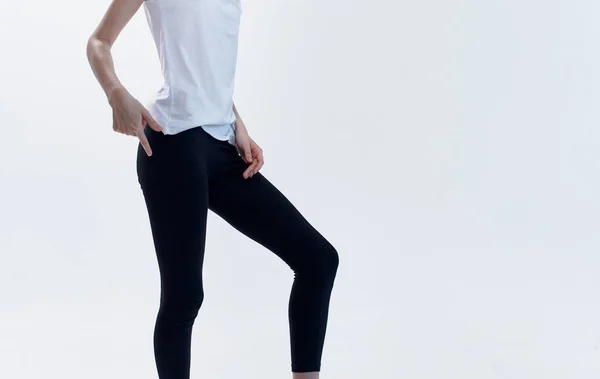 Nő leggings és fehér pólóban vágott kilátás sport fitness — Stock Fotó