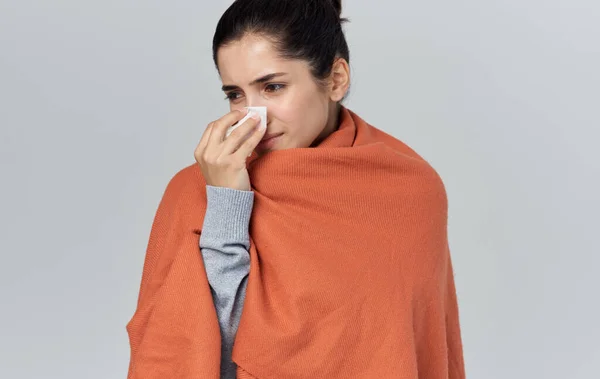 Mujer con problemas de salud servilleta naranja alergia a cuadros — Foto de Stock