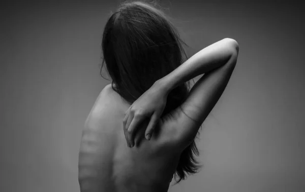 Una mujer con un cuerpo desnudo está de pie con la espalda en blanco y negro foto Imagen de archivo