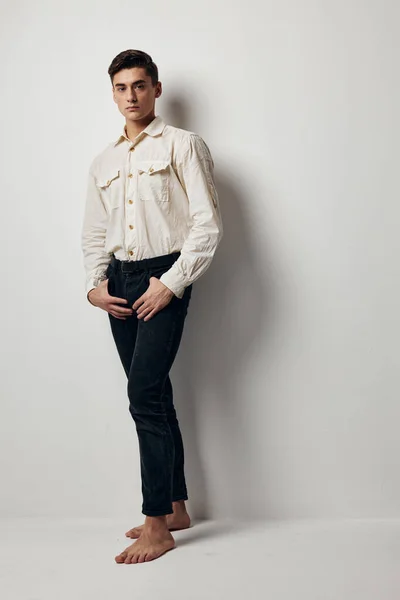 Homem em camisas brancas calças pretas estilo de vida roupas da moda olhar atraente — Fotografia de Stock