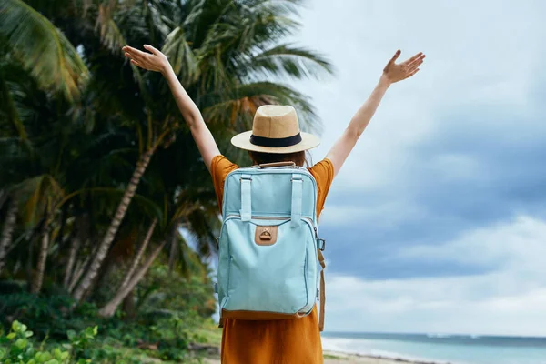 Turista mujer con los brazos de la mochila levantado libertad de viaje —  Fotos de Stock