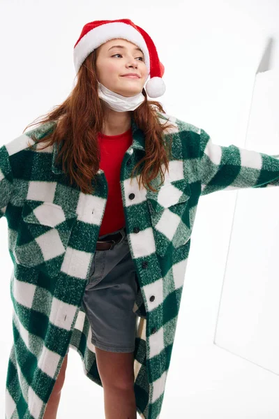 Kvinna i Santa hatt rutig jacka Studio närbild Nytt år — Stockfoto