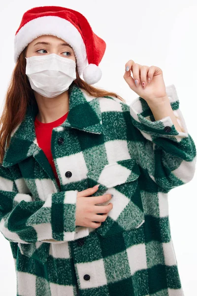 女の子は医療マスクを着て新年の服クリスマス休暇 — ストック写真