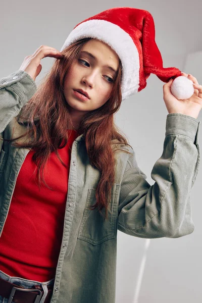 Jolie fille portant chapeau et veste festive sur fond gris vue recadrée — Photo