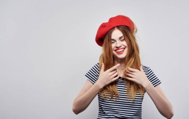 Kırmızı şapkalı neşeli kadın saç modeli duygularını değiştirdi.