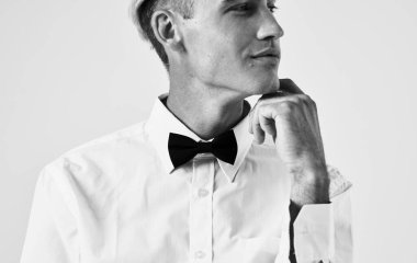 Gömlekli ve papyonlu yakışıklı beyefendinin portresi.