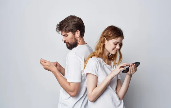 Young couple white t-shirt with phone social circle lifestyle friendship — Stock Photo, Image