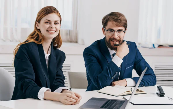 Business donna e uomo manager occhiali modello dipendenti ufficio di lavoro — Foto Stock