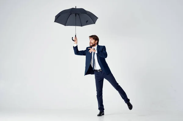 黒いスーツに傘を差した紳士が — ストック写真