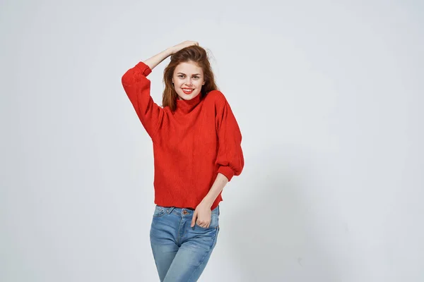 Γυναίκα σε κόκκινο πουλόβερ gesturing με τα χέρια διασκεδαστικά συναισθήματα περικοπεί άποψη Copy Space — Φωτογραφία Αρχείου