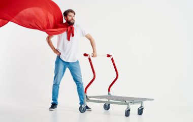 Kırmızı yağmurluklu bir adam t-shirt 'lü kargo vagonu ışıklı arka plan