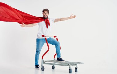 Kırmızı ceketli adam t-shirt 'lü kargo vagonu hafif arka plan kopyalama