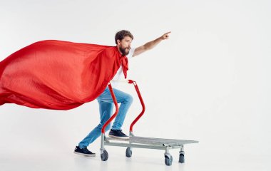 Kırmızı ceketli adam t-shirt 'lü kargo vagonu hafif arka plan kopyalama