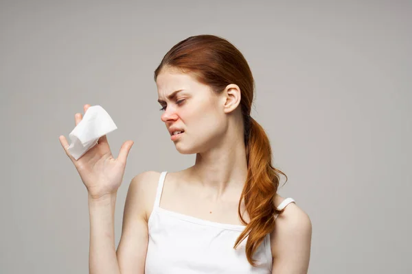 Женщина с недовольным лицом выражение гриппа насморк проблемы со здоровьем носа грипп — стоковое фото