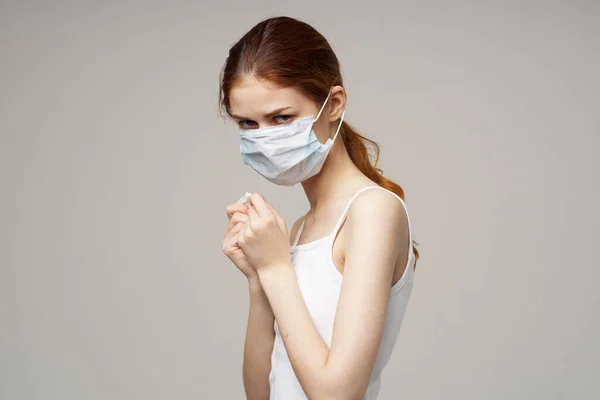 Kvinna i medicinsk mask näsduk kallt missnöje Studio — Stockfoto