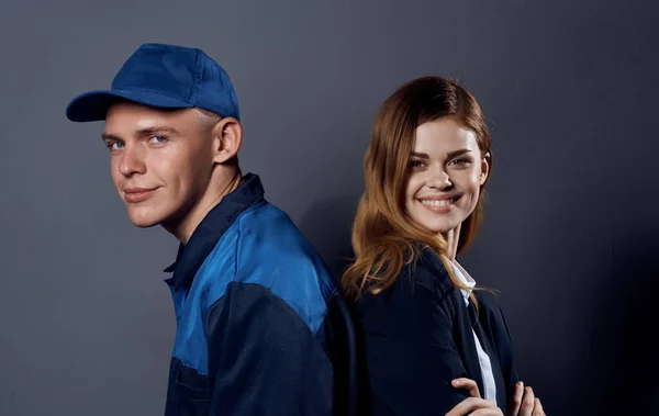 Uomo costruzione uniforme accanto alla donna d'affari lavoro funzionari professionisti — Foto Stock