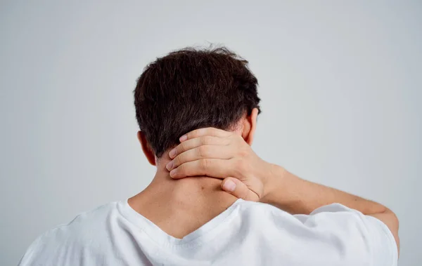 Hombre toca su cuello con su mano lesión dolor osteocondrosis problemas con la columna vertebral — Foto de Stock