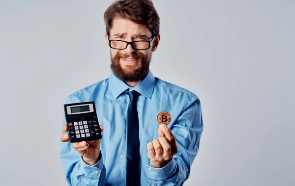 Homem na camisa com gravata calculadora criptomoeda tecnologia dinheiro eletrônico — Fotografia de Stock