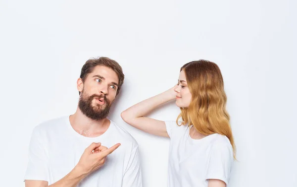 Enamored woman and man t-shirts family friends having fun gesturing with their hands — Stock Photo, Image