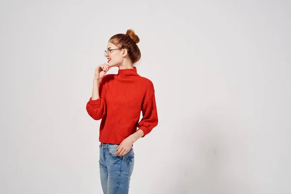 Mujer en jeans y un suéter sobre un modelo de fondo claro Copiar espacio — Foto de Stock