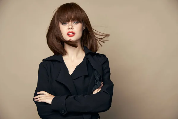 Aantrekkelijke vrouw zwart jas elegante stijl met plezier studio — Stockfoto
