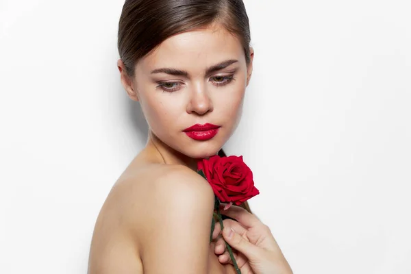 Női portré Meztelen vállak rózsa virág varázsa néz le piros ajkak — Stock Fotó