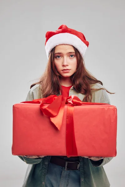 Велика червона коробка з бантом і подарунками свята Різдво Новий рік красива дівчина — стокове фото