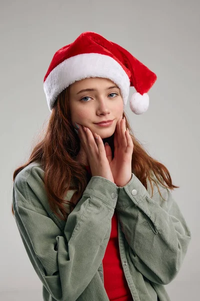 Fille en casquette rouge vacances Noël nouvelle fête de l'année — Photo