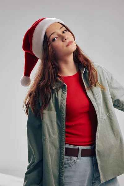 Menina em festa boné vermelho t-shirt suéter luz fundo — Fotografia de Stock