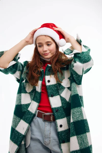 Noel Baba şapkalı bir kadın Yeni Yıl Gülümseme Stüdyosu — Stok fotoğraf