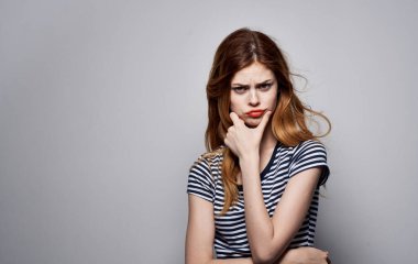 Neşeli güzel kadın çizgili tişörtlü çekici gülümsemeli kozmetik duygular izole edilmiş arka plan