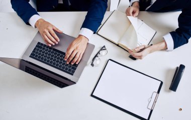 Dizüstü bilgisayarı aç iş dünyası finans gözlükleri notlar adam ve kadın üst görünüm