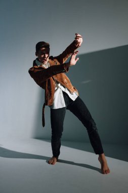 Yakışıklı adamlar pencerenin yanında ellerini güneşten uzak tutarlar..