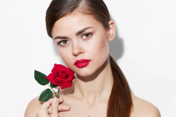 Nő virággal Vörös ajkak rózsa báj — Stock Fotó